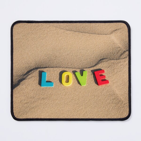 Artikelvorschau, LIEBE ausgeschrieben mit buntem Holzbuchstabentext auf Sand einer Düne entworfen und verkauft von stedata.