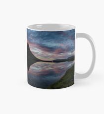 Der berühmte Berg Kirkjufell in Island Tasse