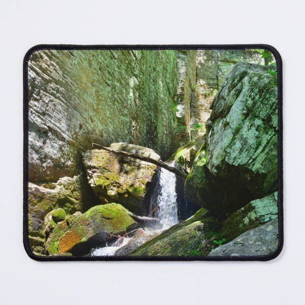 Artikelvorschau, Raven Cliff Wasserfall zwischen den Felsbrocken entworfen und verkauft von LisaWootenPhoto.