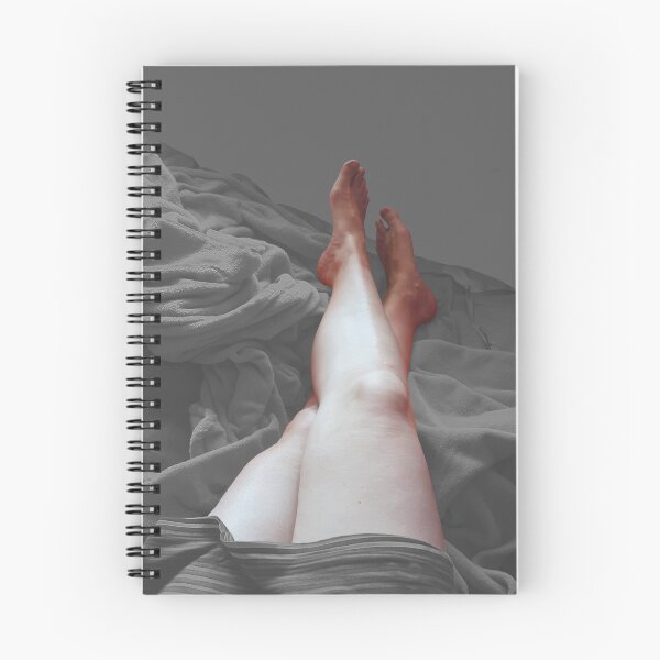Aperçu de l'œuvre Feu en moi - jambes de femme créée et vendue par WRECZ.