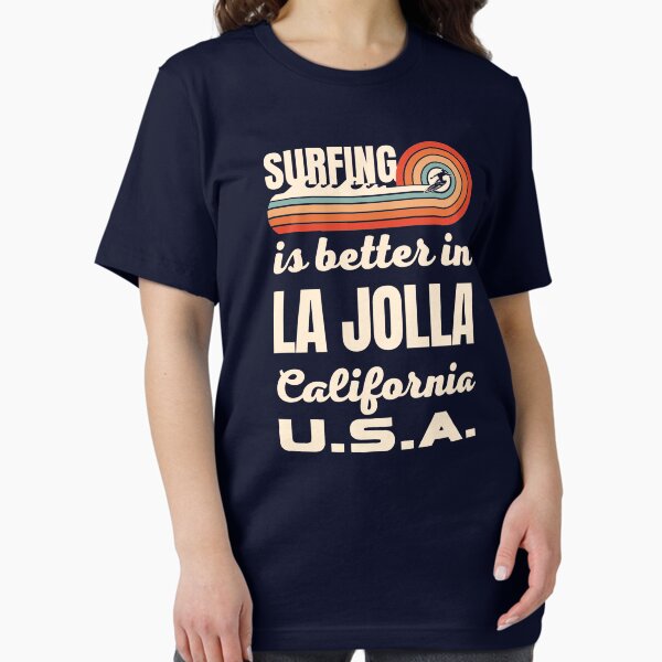 Aperçu de l'œuvre Le surf est meilleur à La Jolla en Californie (texte Off-White) créée et vendue par SurfingLocales.