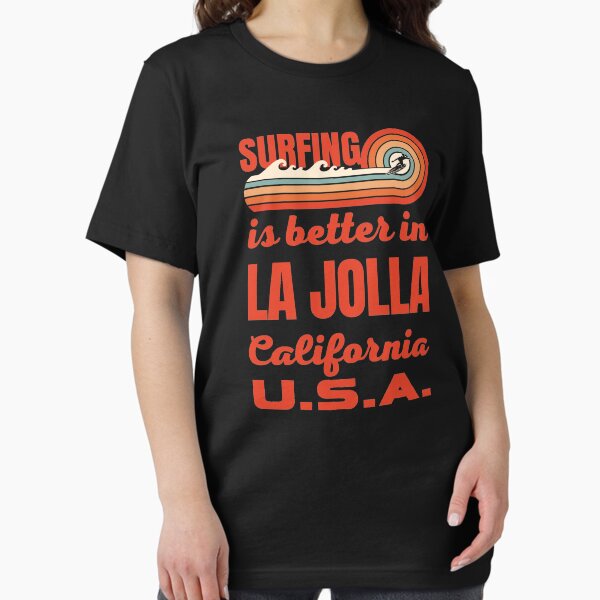 Aperçu de l'œuvre Le surf est meilleur à La Jolla en Californie (texte rouge) créée et vendue par SurfingLocales.