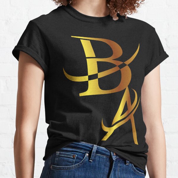 blusa negra con letras doradas