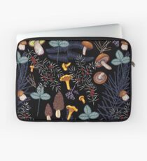 dunkle wilde Waldpilze Laptoptasche
