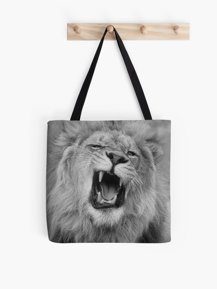 Bolsa de tela «Los leones gruñen en blanco y negro» de SteveMcKinzie |  Redbubble