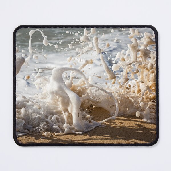 Aperçu de l'œuvre Seafoam dansant sur le rivage créée et vendue par ShellCreative.