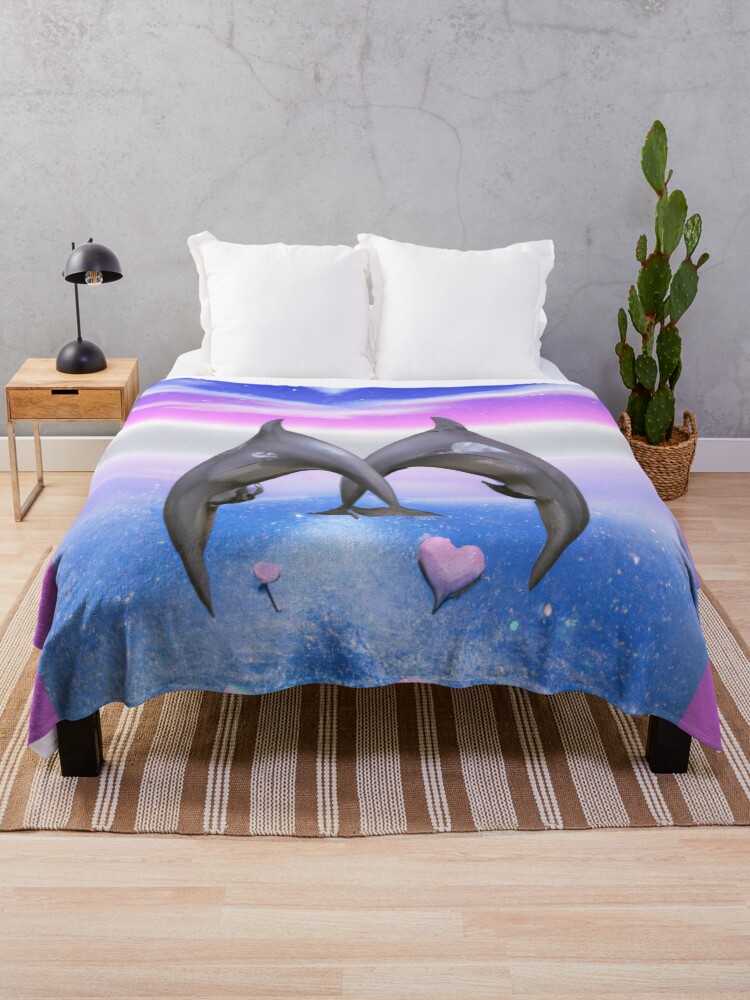 Imagen 1 de 6, Manta con la obra DELFINES ENTRELAZADOS EN AMOR - IMPRESIONANTE TONO CIELO Y CORAZONES ROSADOS, diseñada y vendida por CheeryDK.