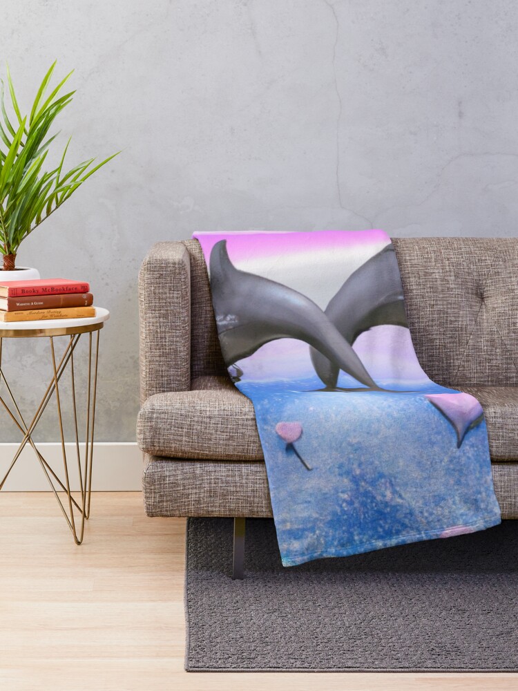 Imagen 2 de 6, Manta con la obra DELFINES ENTRELAZADOS EN AMOR - IMPRESIONANTE TONO CIELO Y CORAZONES ROSADOS, diseñada y vendida por CheeryDK.