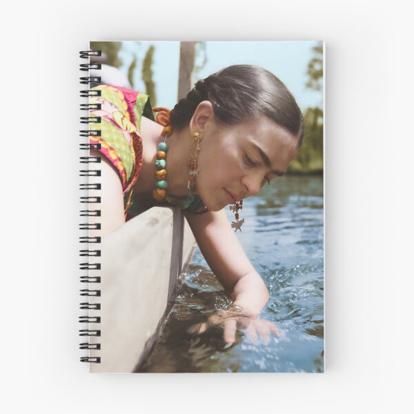 Artikelvorschau, Künstlerin Frida Kahlo auf einem Boot in Xochimilco, Mexiko (1936) - Koloriert entworfen und verkauft von Jared Andersen.