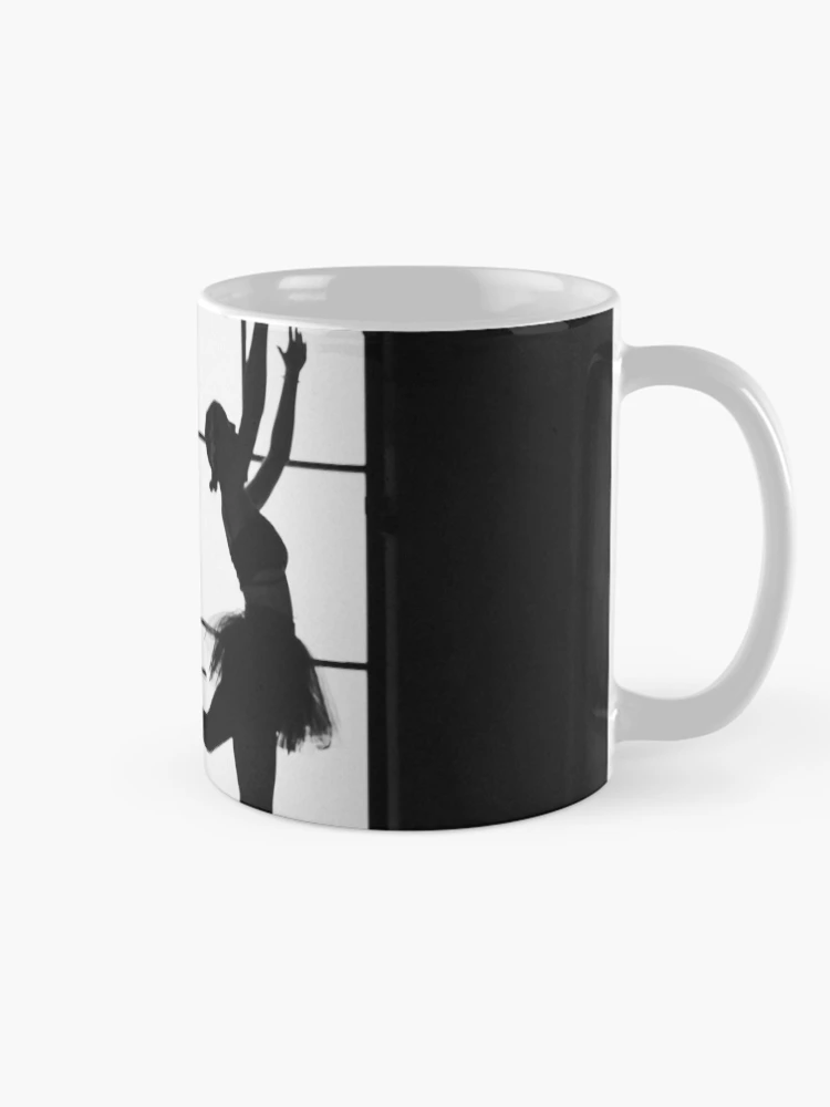Aperçu 3 sur 6. Mug à café avec l'œuvre LA SEULE RINA créée et vendue par PBYK.
