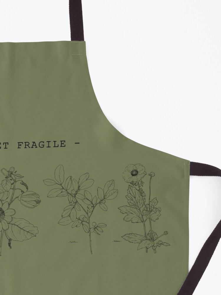 Aperçu 3 sur 6. Tablier avec l'œuvre FIERE & FRAGILE créée et vendue par IsaureEcartfixe.