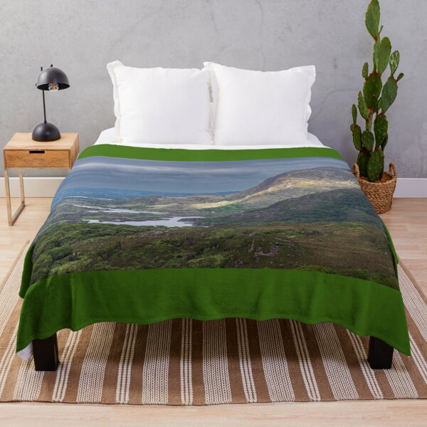 Artikelvorschau, Wolken und grüne Berge mit Seen, atemberaubende Natur Irlands im Killarney-Nationalpark, Ring of Kerry, in der Nähe der Stadt Killarney, County Kerry entworfen und verkauft von AlbertMi.