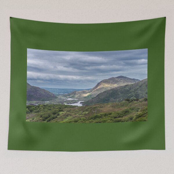 Artikelvorschau, Wolken und grüne Berge mit Seen, atemberaubende Natur Irlands im Killarney-Nationalpark, Ring of Kerry, in der Nähe der Stadt Killarney, County Kerry entworfen und verkauft von AlbertMi.