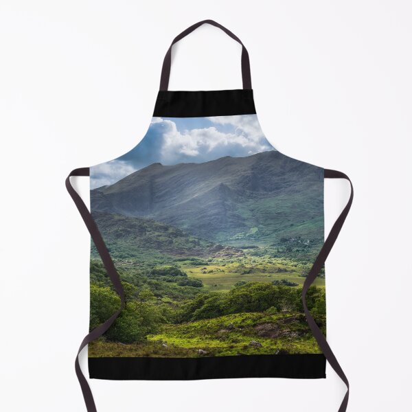 Artikelvorschau, Wolken und grüne Berge mit Seen, atemberaubende Natur Irlands im Killarney-Nationalpark, Ring of Kerry, in der Nähe der Stadt Killarney, County Kerry entworfen und verkauft von AlbertMi.