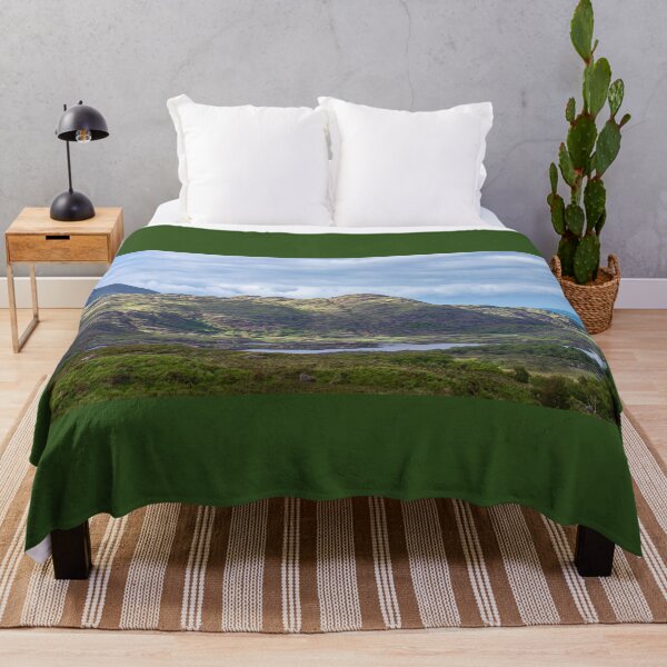 Artikelvorschau, Wolken und grüne Berge mit Seen, atemberaubende Natur Irlands im Killarney-Nationalpark, Ring of Kerry, in der Nähe der Stadt Killarney, County Kerry entworfen und verkauft von AlbertMi.