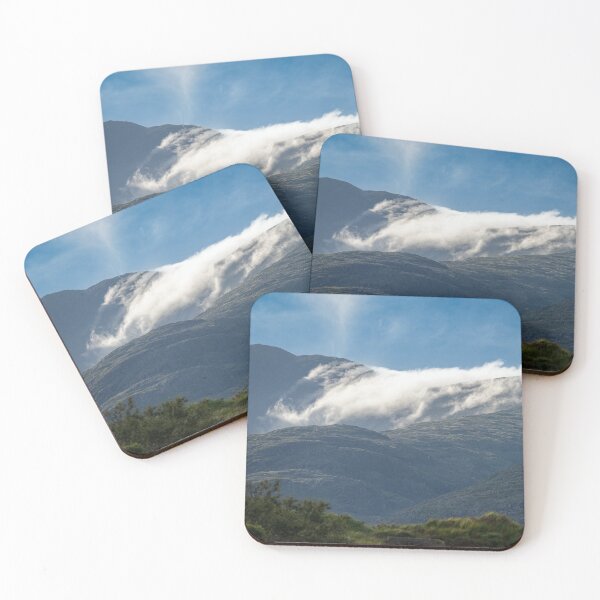 Artikelvorschau, Wolken und grüne Berge mit Seen, atemberaubende Natur Irlands im Killarney-Nationalpark, Ring of Kerry, in der Nähe der Stadt Killarney, County Kerry entworfen und verkauft von AlbertMi.