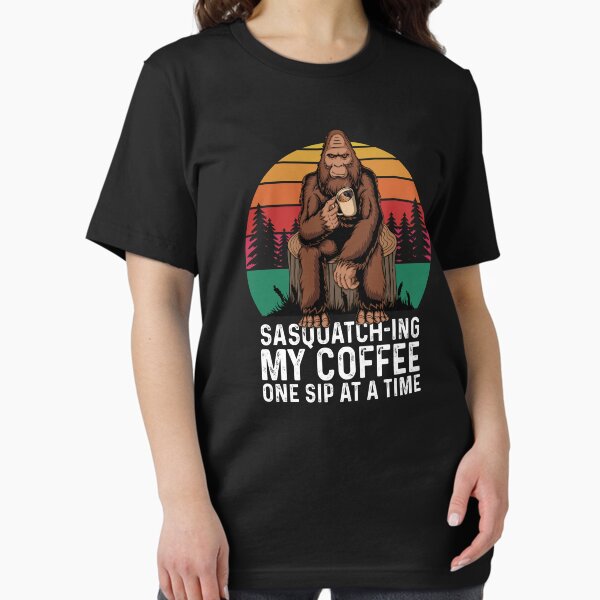 Artikel-Vorschau von Bigfoot Kaffeetrinken Sasquatch Kaffeeliebhaber, designt und verkauft von Myth-Creatures.