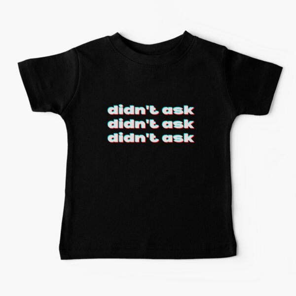 Camiseta negra en una niña bonita ropa ropa de bebé en un niño lindo en el  fondo