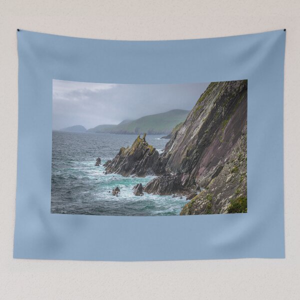 Artikelvorschau, Die Wellen schlagen gegen die Klippen, das ist die Dingle-Halbinsel am Wild Atlantic Way in Irland, südwestlich der Atlantikküste. entworfen und verkauft von AlbertMi.