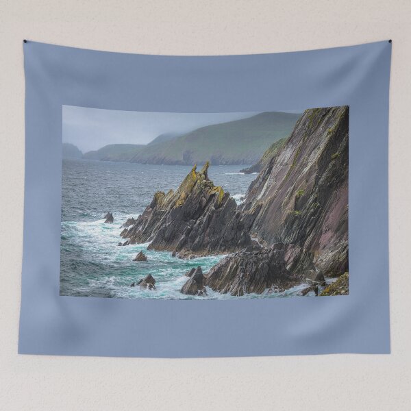 Artikelvorschau, Die Wellen schlagen gegen die Klippen, das ist die Dingle-Halbinsel am Wild Atlantic Way in Irland, südwestlich der Atlantikküste. entworfen und verkauft von AlbertMi.