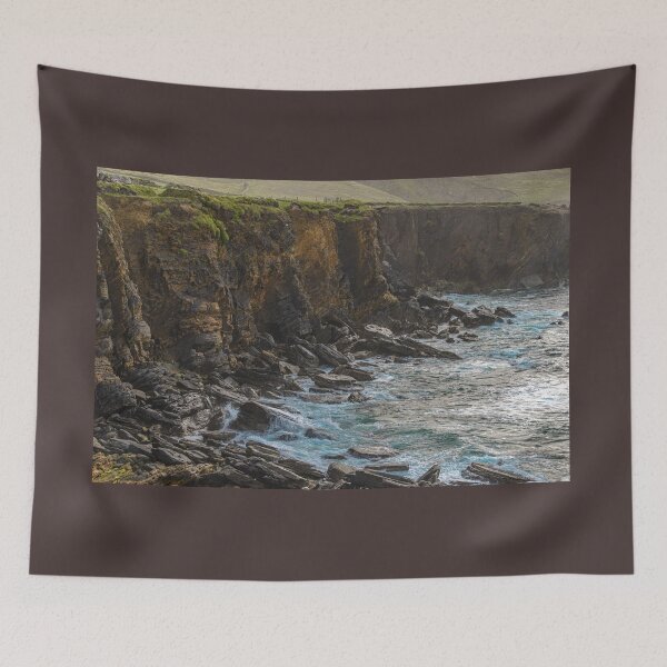 Artikelvorschau, Die Wellen schlagen gegen die Klippen, das ist die Dingle-Halbinsel am Wild Atlantic Way in Irland, südwestlich der Atlantikküste. entworfen und verkauft von AlbertMi.