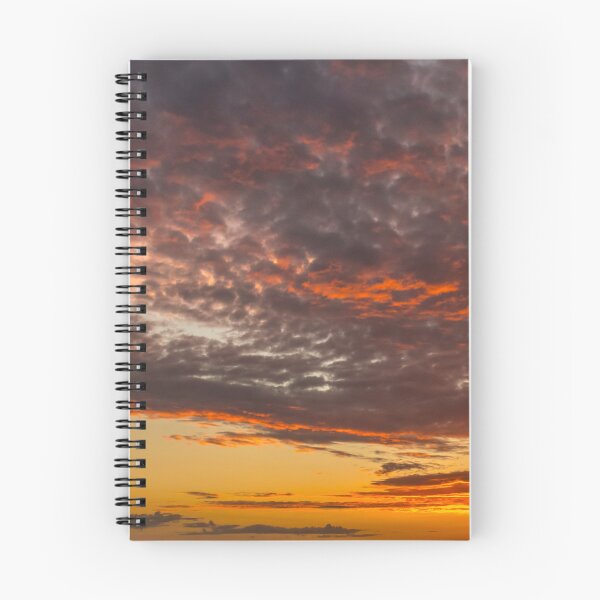 Aperçu de l'œuvre Nuages colorés au coucher du soleil, Toscane créée et vendue par MH65Designs.