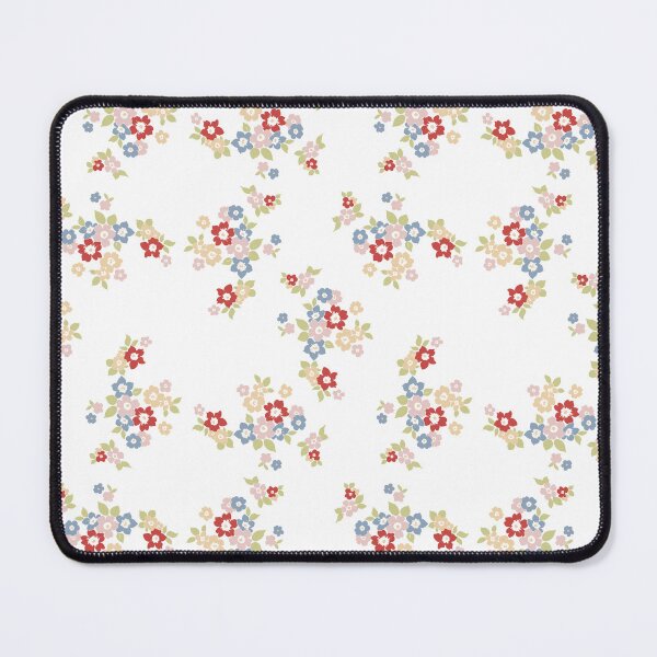 Artikelvorschau, Weiche Vintage-Blumen entworfen und verkauft von BlueDoorStudio.
