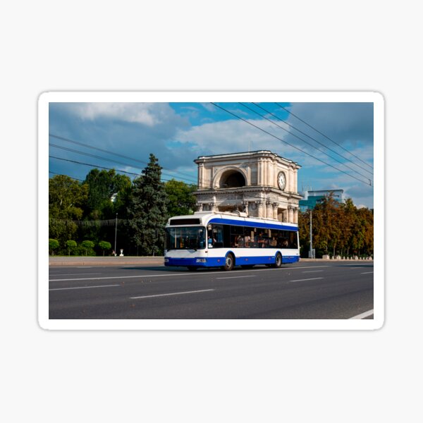 Aperçu de l'œuvre Trolleybus BKM-321 dans les rues de Chisinau, la capitale de la Moldavie, sur fond d'arc de triomphe. créée et vendue par ChernivtsiSkoda.