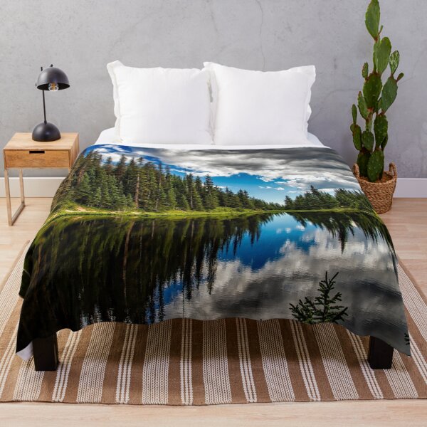 Artikelvorschau, Schöne Lake Conifers Wolken, Bäume und blauer bewölkter Himmel entworfen und verkauft von kris-money.