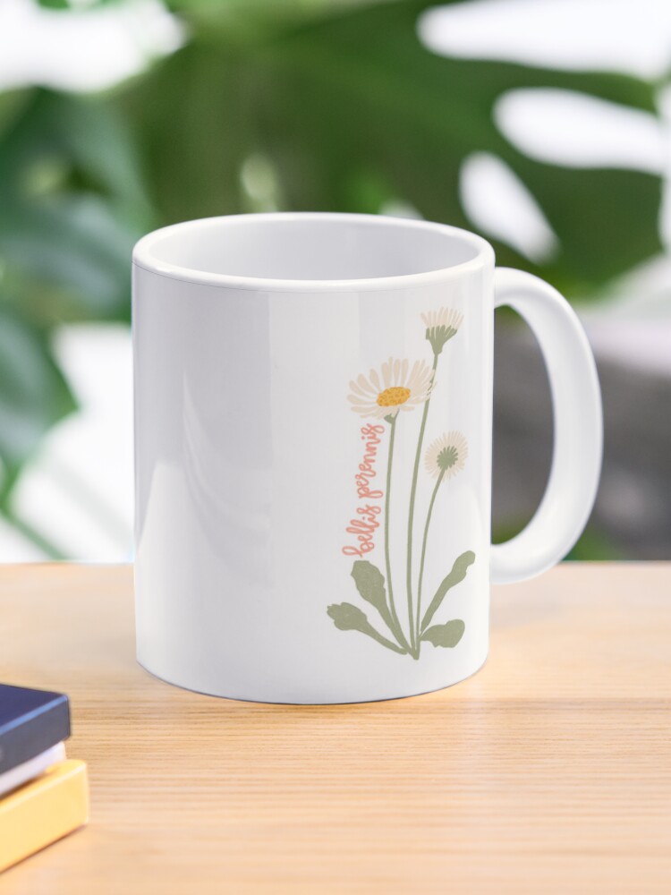 Kaffeebecher for Sale mit Gänseblümchen-Blumen-Illustration mit  lateinischem Namen Bellis Perennis von MissCassieBee