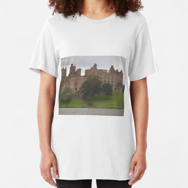 Linlithgow Palace , featured in the Outlander as Wentworth Prison Slim Fit T-Shirt