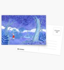 Postales pequeño ratón en un misterioso bosque azul