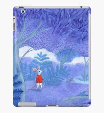 petite souris dans une forêt bleue mystérieuse Coque et skin iPad