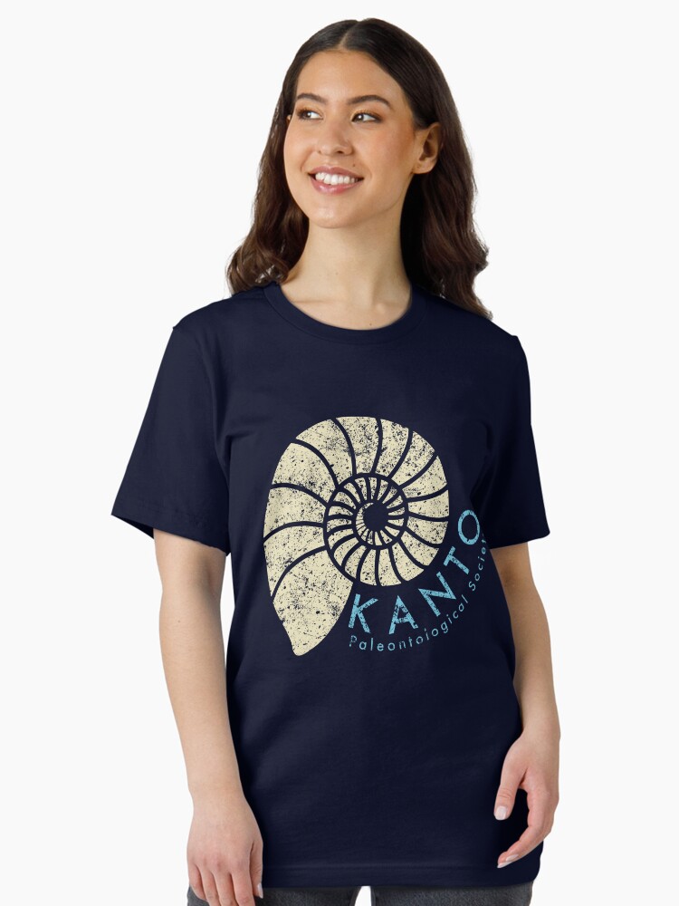 Aperçu 2 sur 7. T-shirt essentiel avec l'œuvre puis créée et vendue par Fletcher-Fox.