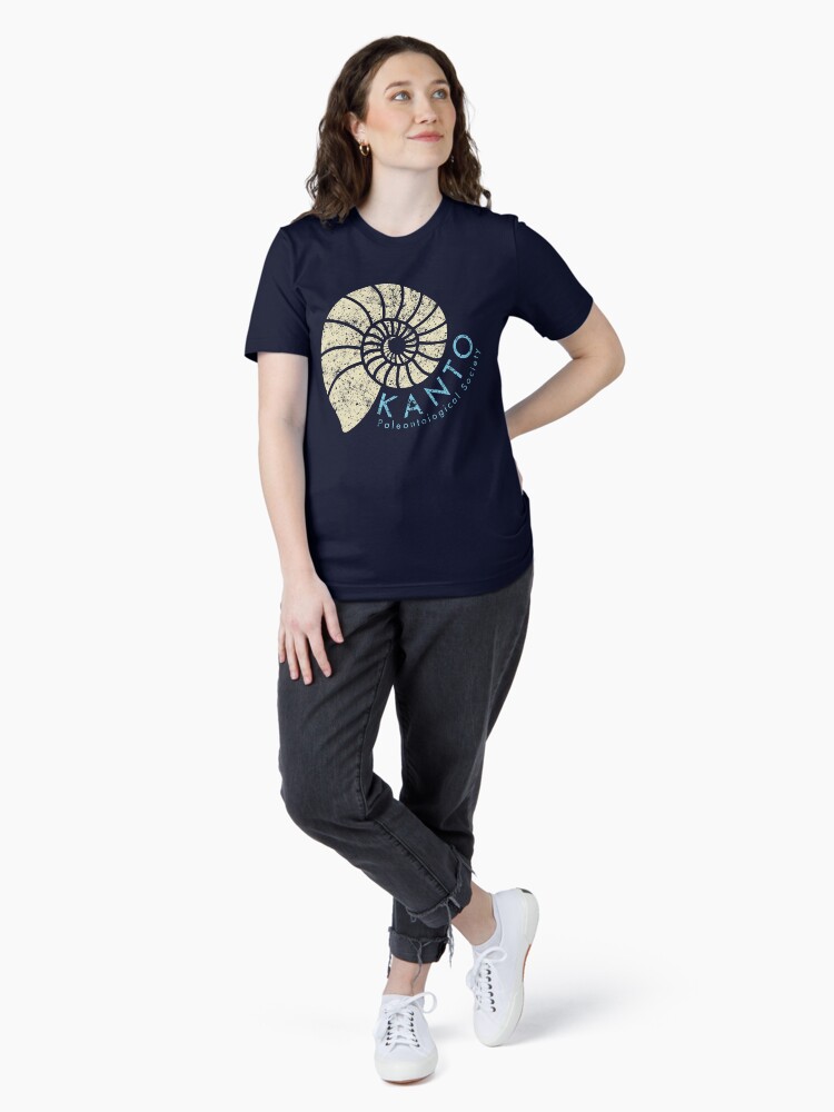 Aperçu 4 sur 7. T-shirt essentiel avec l'œuvre puis créée et vendue par Fletcher-Fox.