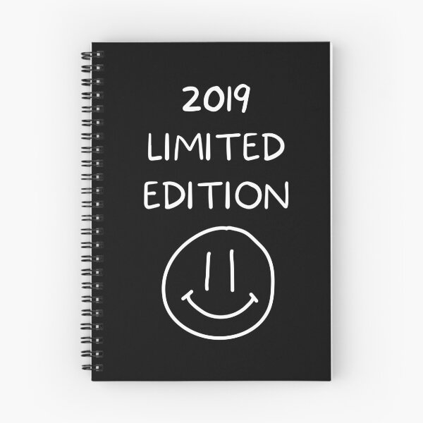 Artikelvorschau, LIMITIERTE AUFLAGE 2019 – WEISSE SCHRIFT entworfen und verkauft von akaiawa.