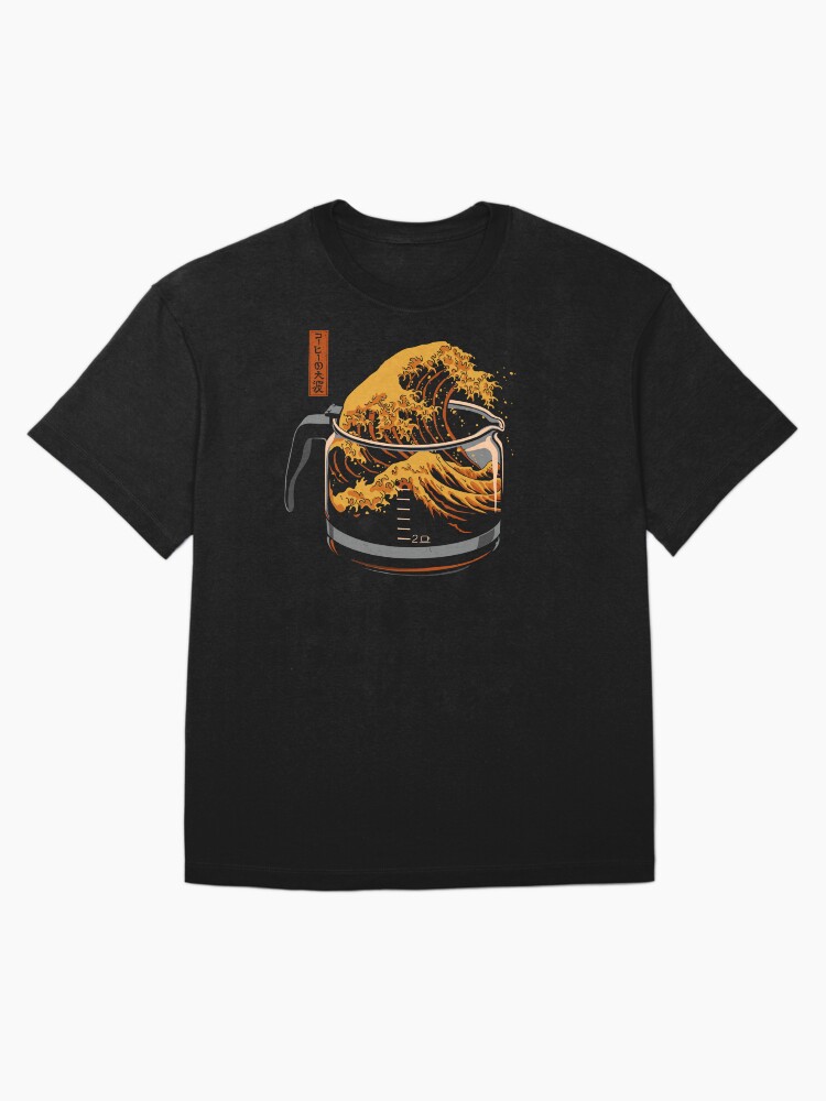 Aperçu 3 sur 7. T-shirt oversize avec l'œuvre La grande vague de café créée et vendue par Gloopz.