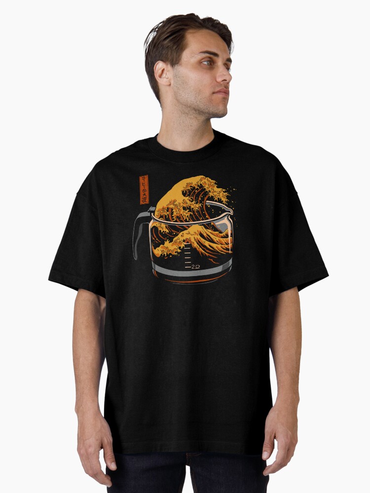 Aperçu 1 sur 7. T-shirt oversize avec l'œuvre La grande vague de café créée et vendue par Gloopz.