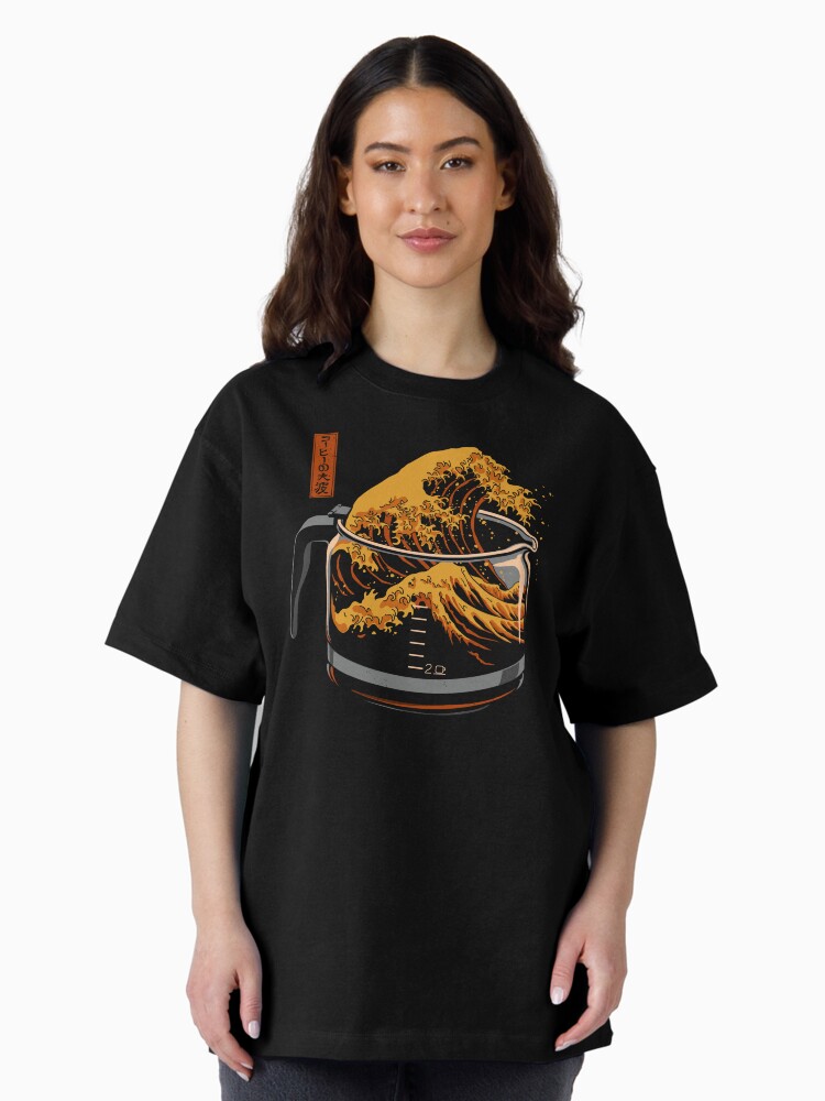 Aperçu 2 sur 7. T-shirt oversize avec l'œuvre La grande vague de café créée et vendue par Gloopz.