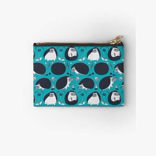 Artikelvorschau, Igel unter dem Blumenmuster in Schwarz und Blau entworfen und verkauft von PaperRain.