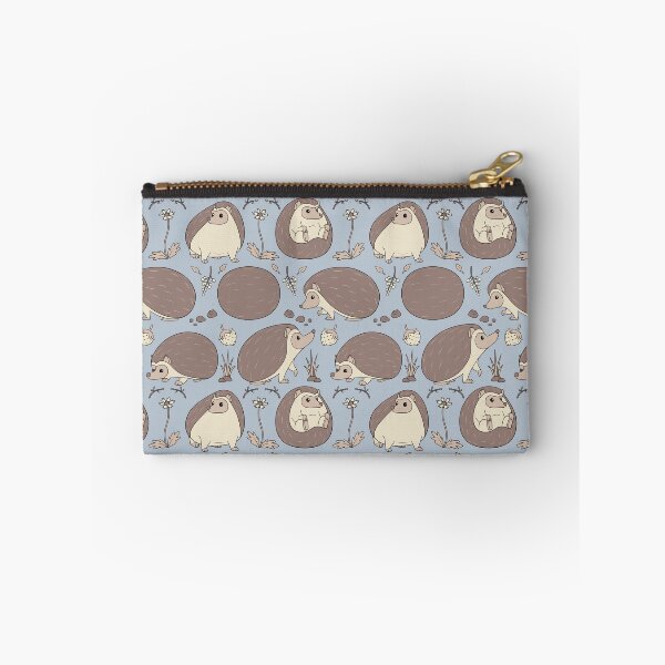 Artikelvorschau, Igel unter dem Blumenmuster in Beige und Blau entworfen und verkauft von PaperRain.
