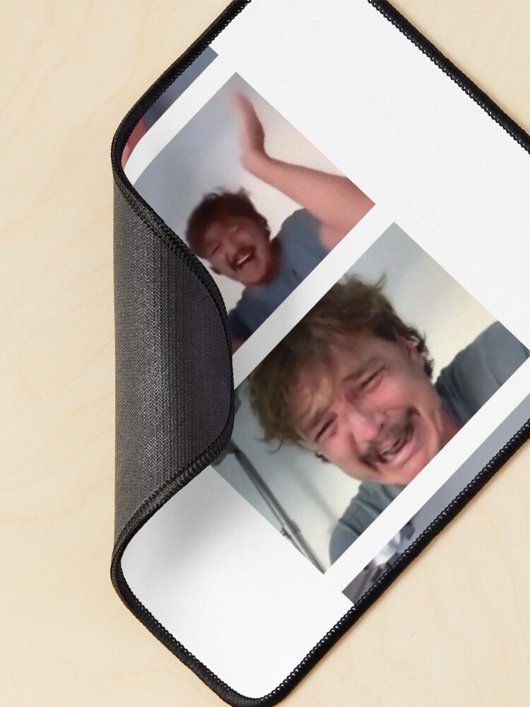 Aperçu 2 sur 5. Tapis de souris avec l'œuvre Pedro Pascal Rire Pleurer Meme créée et vendue par ninacollages.