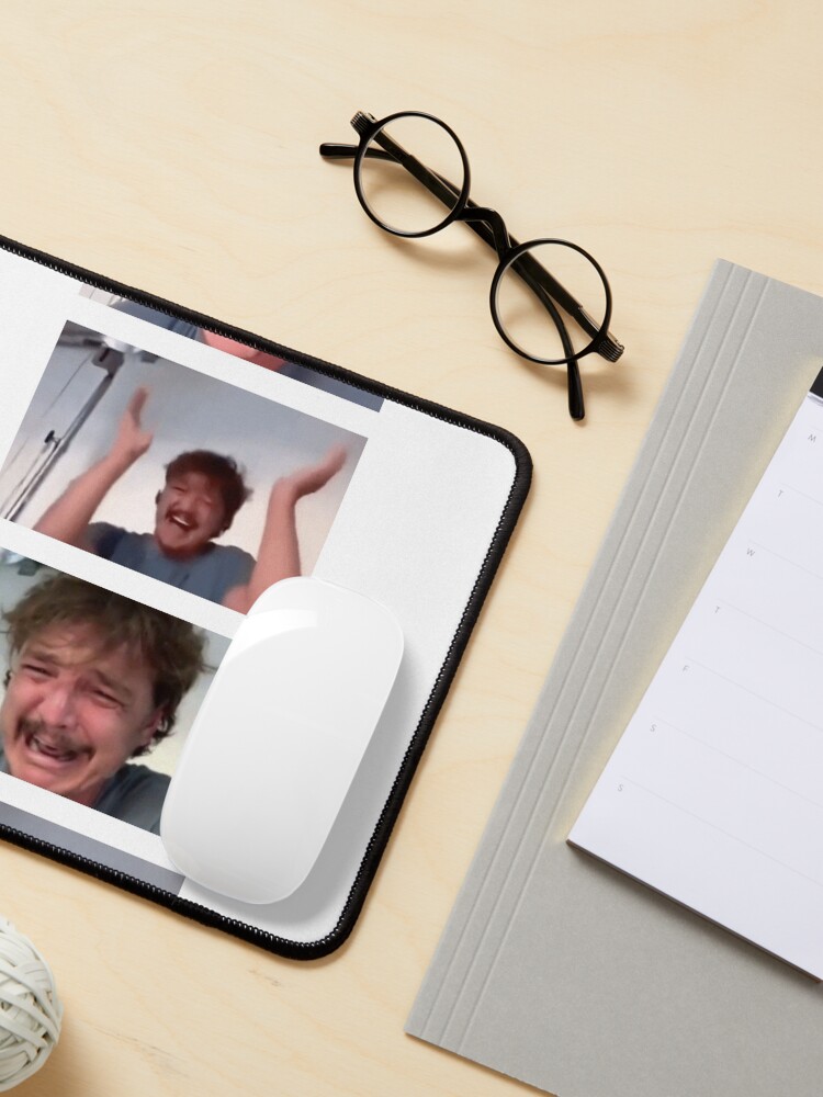 Aperçu 3 sur 5. Tapis de souris avec l'œuvre Pedro Pascal Rire Pleurer Meme créée et vendue par ninacollages.