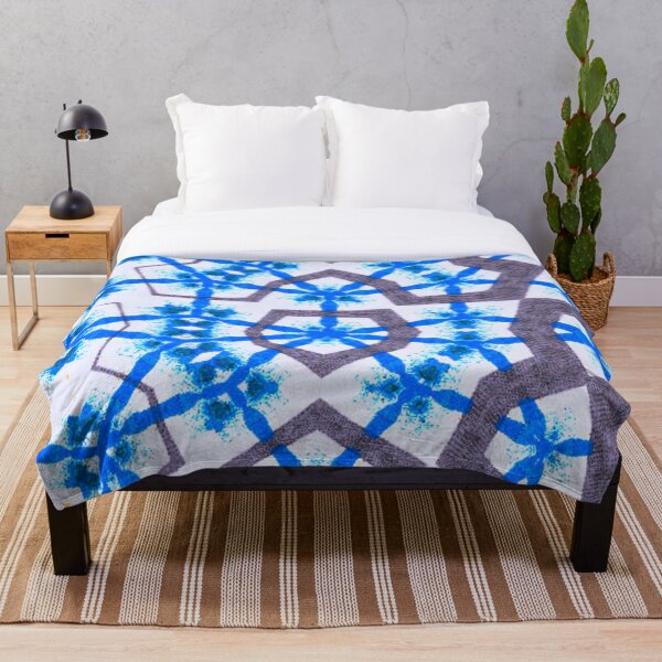 Artikelvorschau, Zeitgenössisches blaues geometrisches entworfen und verkauft von MothFluffStore.