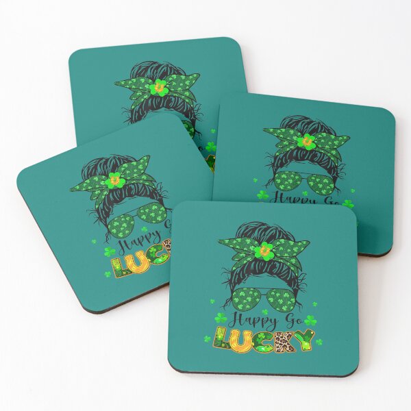 Aperçu de l'œuvre T-shirt femme Happy Go Lucky Messy Bun Shamrock St Patrick créée et vendue par zedbubblez.