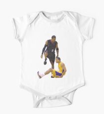 Allen Iverson tritt über Tyronn Lue Low Poly Baby Body Kurzarm