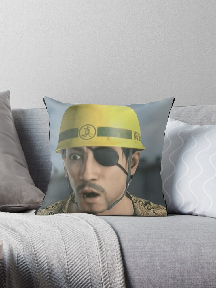 Coussin for Sale avec l'œuvre « Montage Goro Majima 2 » de l