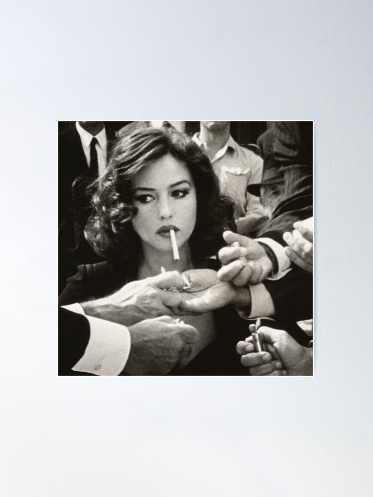 Photographie de mode vintage noir et blanc, séance photo de modèle célèbre  de tabagisme, Monica Belluci | Poster