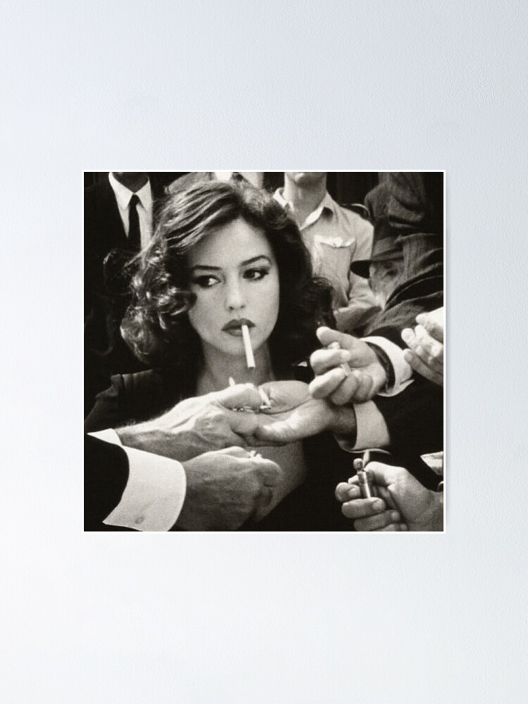 Photographie de mode vintage noir et blanc, séance photo de modèle célèbre  de tabagisme, Monica Belluci | Poster