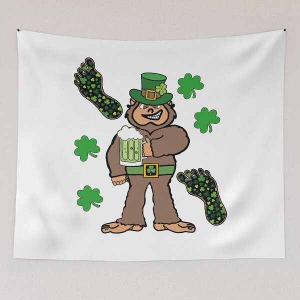 Aperçu de l'œuvre Saint Patricks Day Bigfoot avec empreintes de pieds créée et vendue par GarnersDesigns.